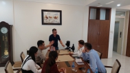 Tổng Giám Đốc và Giám đốc ALFA Valvole s.r.l. ( OBL) sang thăm và trao đổi với Giám đốc và kỹ sư Quang Minh