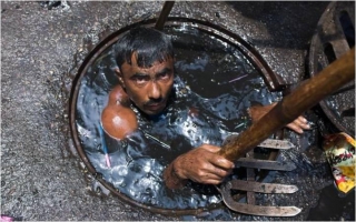 Những hình ảnh kinh khủng của nghề móc cống ở Bangladesh