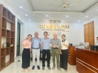 Đại diện kỹ thuật của hãng OBL chụp ảnh kỷ niệm với Công ty
