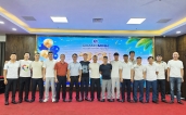 Giám đốc chụp ảnh lưu niệm 23 năm thành lập Cty cùng kỹ thuật ngoài Bắc