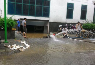 Hà Nội mưa lớn, máy bơm nước chạy hết công suất